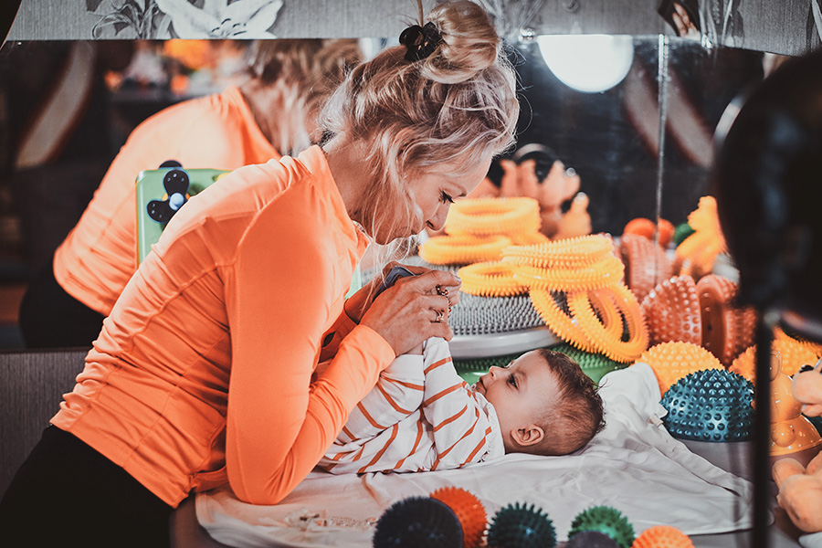 en imagen una madre discapacitada disfrutando de su hijo porque ha conocido los derechos de maternidad y discapacidad