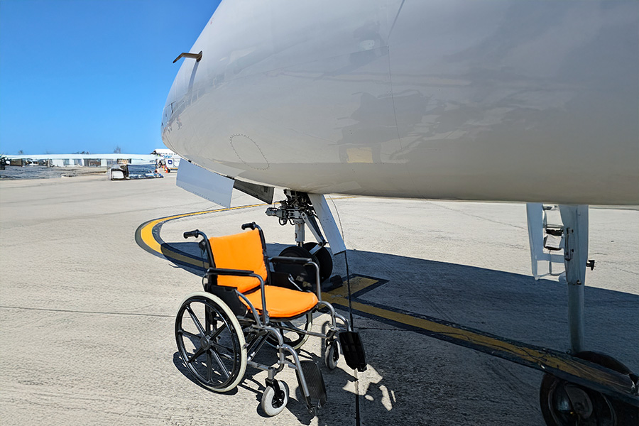 la imagen representa la organizacion de viajes accesibles resaltanfo una silla de ruedas alineada al avión donde se va a viajar