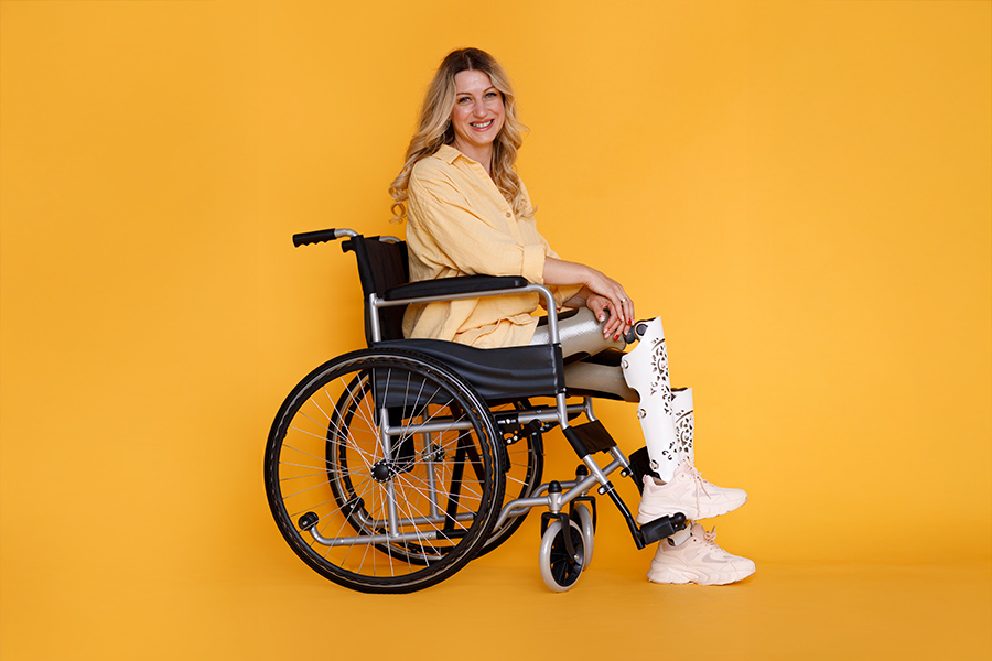 modelo en silla de ruedas como pruebaade la Accesibilidad en la moda inclusiva